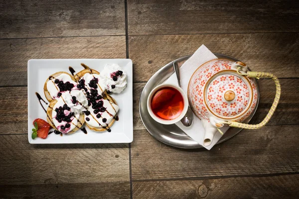 Pfannkuchen und Tee Stockbild