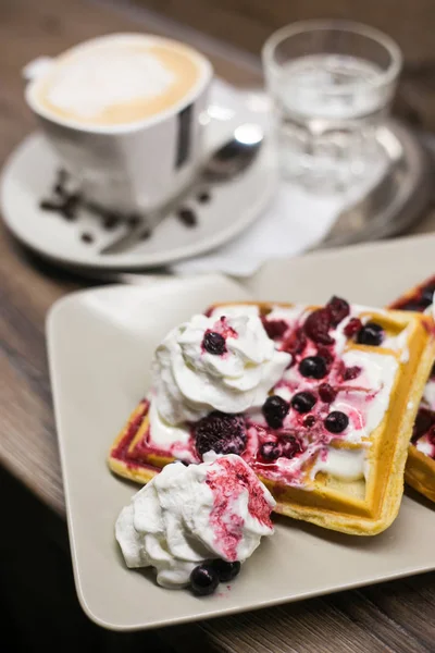 Waffle ile meyve ve kahve kapuçino Stok Fotoğraf