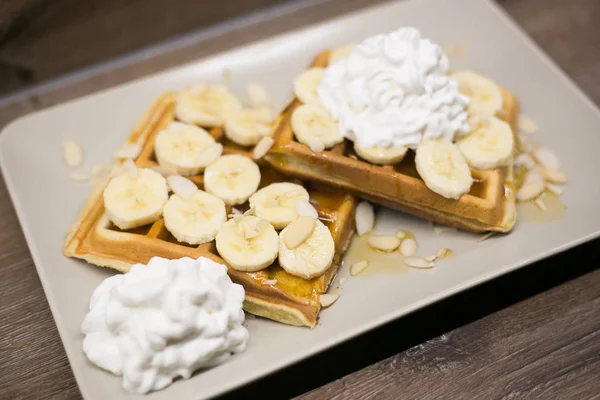 Banane mit Waffeln Stockbild