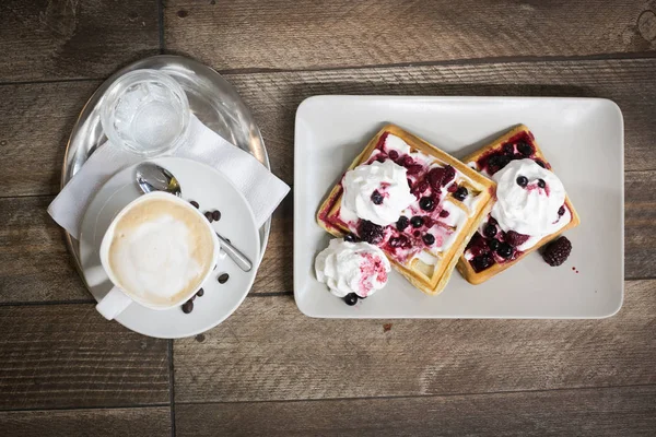 Meyveli waffle ve Cappuccino - Stok İmaj