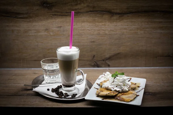 Pannenkoeken met koffie Latte Rechtenvrije Stockafbeeldingen