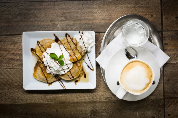 Pfannkuchen mit Kaffee-Cappuccino Stockbild