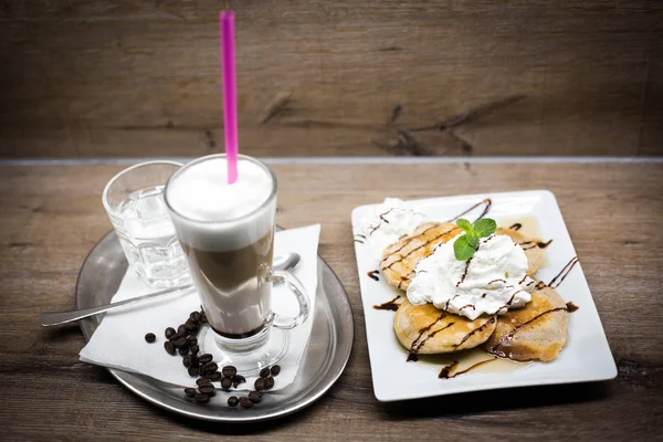 Pfannkuchen mit Kaffee-Latte lizenzfreie Stockfotos