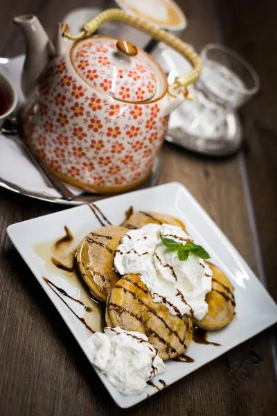 Pfannkuchen und Tee Stockfoto