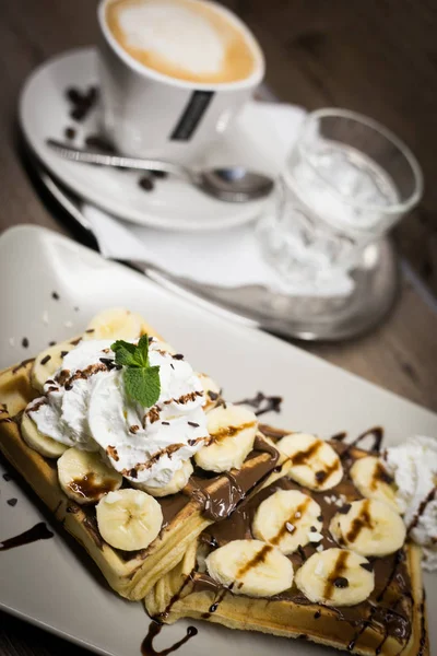 Wafel wafels en koffie Cappuccino Rechtenvrije Stockafbeeldingen