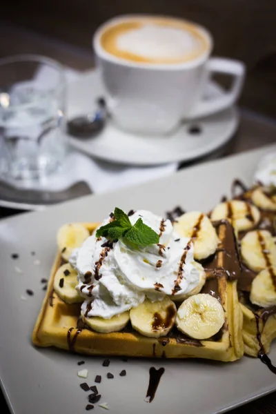 Вафельні вафлі і кава капучіно Ліцензійні Стокові Фото
