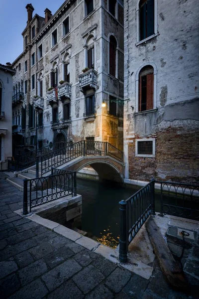 Bru over kanal og gamle bygninger – stockfoto