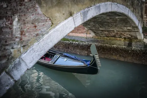 Gondola navegando em águas do canal veneziano — Fotografia de Stock