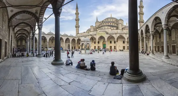 Turisté v nádvoří Sultan Ahmet camii — Stock fotografie