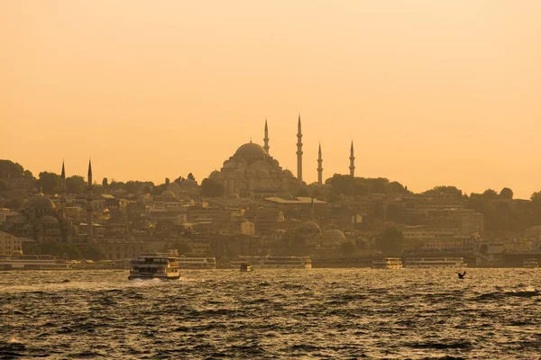 Skyline di Istanbul visto dallo Stretto del Bosforo — Foto Stock