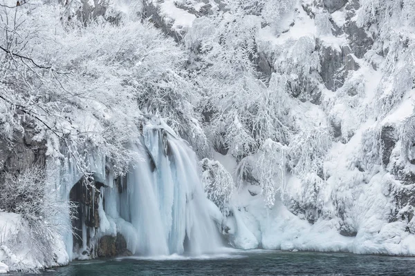 Río congelado y cascadas — Foto de Stock