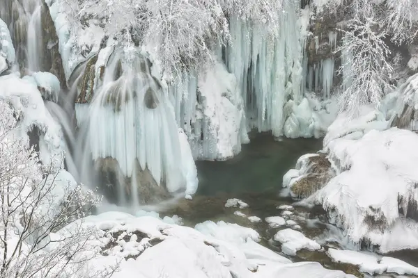 Замерзшие озера и водопады — стоковое фото