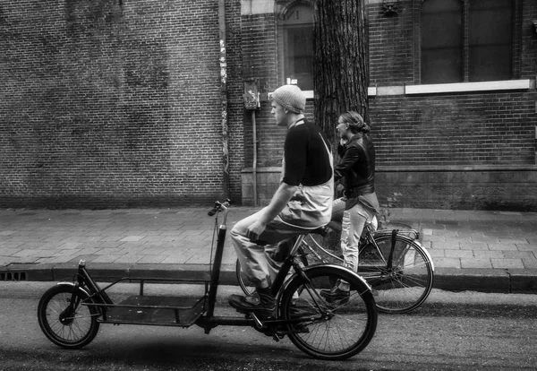 Amsterdam Niederlande Juni 2016 Menschen Fahren Tagsüber Mit Dem Stadtrad — Stockfoto