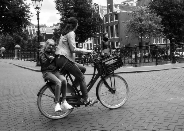 Амстердам Нидерланды Июня 2016 Года Мать Ребенок Велосипеде — стоковое фото
