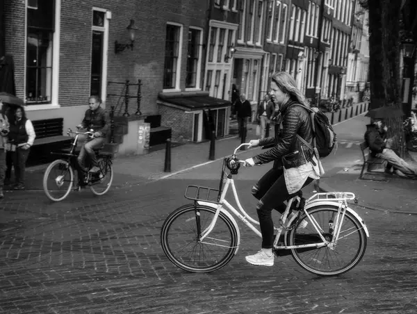 Amsterdam Niederlande Juni 2016 Menschen Rasen Auf Fahrrädern Amsterdam — Stockfoto