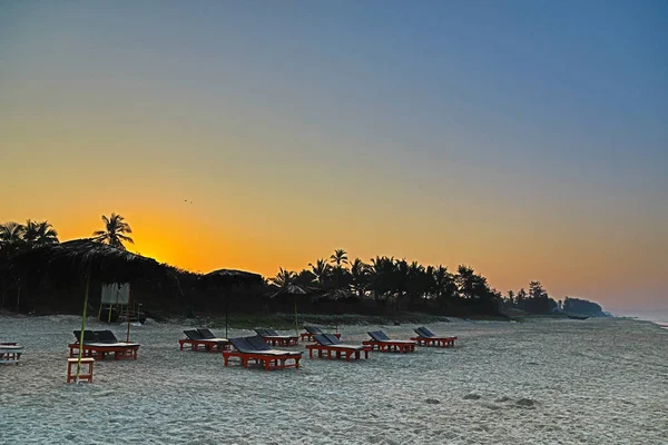 Playa desierta de arena blanca al amanecer en Benaulim Beach Fotos de stock libres de derechos