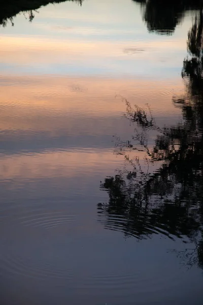 Spiegelbild Des Farbenfrohen Sonnenaufgangs Fluss — Stockfoto