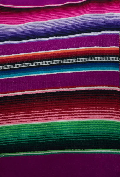 メキシコのラグの上に明るいストライプパターン ストック画像