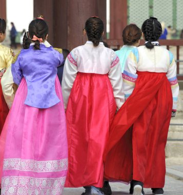 Kadınlar geleneksel elbiseler