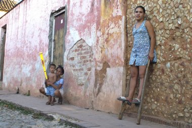   Havana, Küba'da sokaklarda beyzbol oynayan çocuklar                              