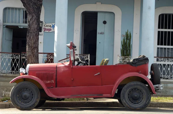 Küba Eski Kırmızı Eski Model Araba — Stok fotoğraf