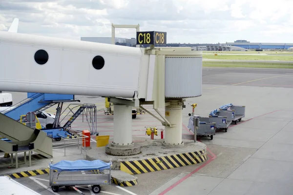 Puente aéreo de pasajeros o puente jet en el aeropuerto de Schiphol en —  Fotos de Stock