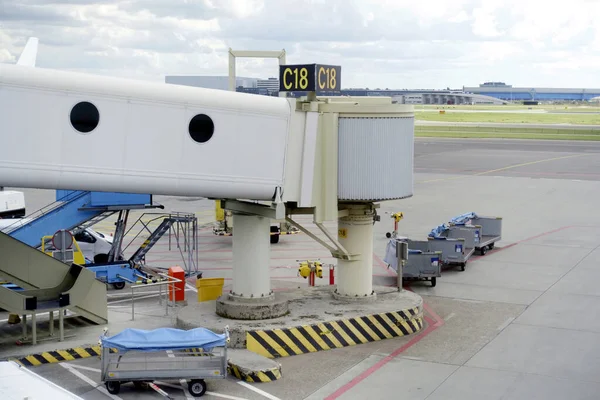 スキポール空港の航空旅客橋又はジェット橋 — ストック写真