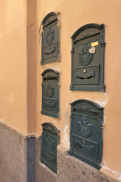 Altes italienisches in Briefkästen eingemauert — Stockfoto