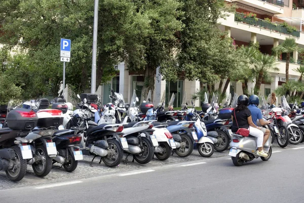 Linia skuterów na ulicy w Sorento — Zdjęcie stockowe