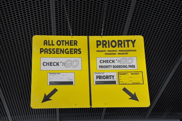 Schild am Flughafen für vorrangige und normale Passagiere — Stockfoto