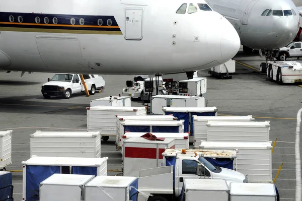 Transporte aéreo en un aeropuerto — Foto de Stock