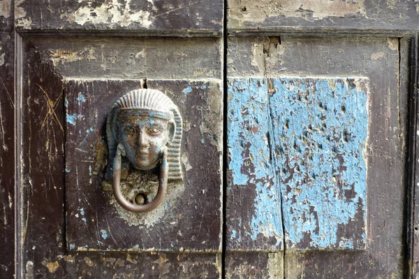 Pukająca głowa zabytkowego metalowego egipskiego faraona — Zdjęcie stockowe