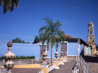 Trinidad, Küba 'daki çan kulesiyle Museo Nacional De La Lucha Contra Bandidos olan De San Francisco Asis Manastırı' nın önünde.