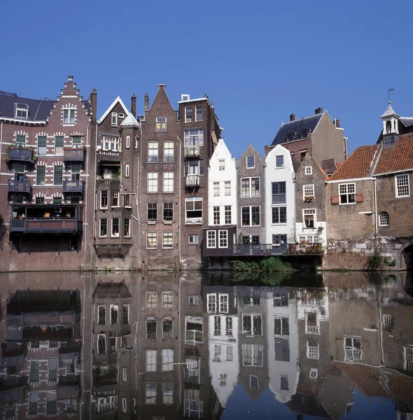 歴史的な都市の景観デルフスハーフェン ロッテルダムの中心 オランダ チャネルに沿って — ストック写真