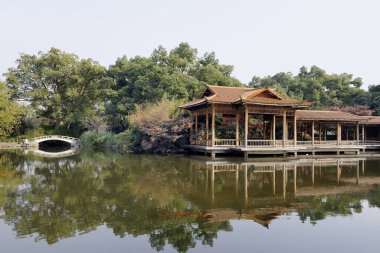 Çin 'in Zhejiang Eyaleti, Hangzhou' nun Batı Gölü Kültür Peyzajı 'ndaki Peony Garden. Bu park Batı Gölü yakınlarında yer almaktadır.