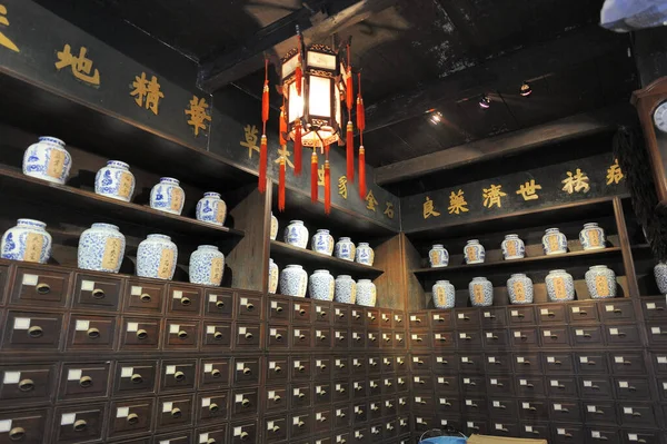 China Shanghai Zhujiajiao Antiquitätengeschäft Mit Kräutermedikamenten — Stockfoto