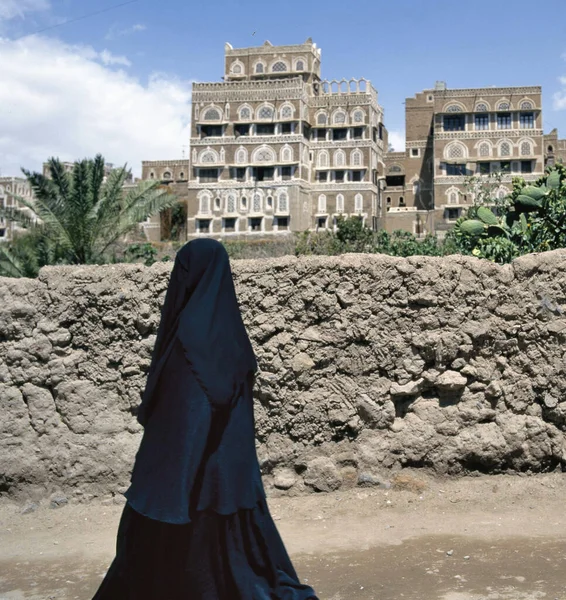 Veiled Muslim Woman Walks Sana Street Yemen Background Typical Yemen — Stock Photo, Image