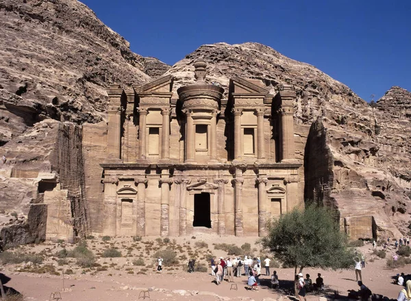 Petra Jordanië Juli 2018 Klooster Deir Met Toeristen Deze Unesco Rechtenvrije Stockfoto's