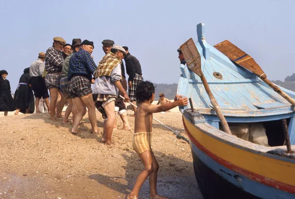 Nazare Portugal July 1980 Αλιείς Και Μικρό Αγόρι Τραβούν Ένα Φωτογραφία Αρχείου