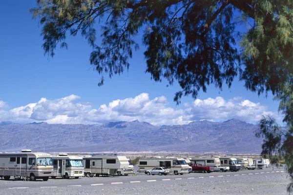 Ölüm Vadisi Ulusal Parkı Nın Çöl Manzarasında Karavan Kampı — Stok fotoğraf