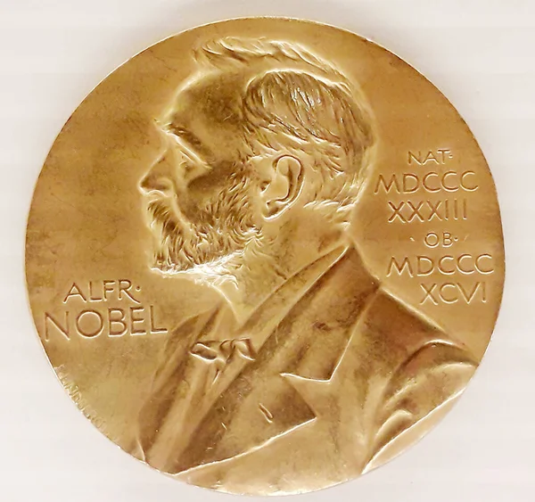Fizik Kimya Fizyolojisi veya Tıp Edebiyatı dalında İsveç Nobel Ödülü. Not: Norveç Nobel Barış Ödülü 'nün farklı bir tasarımı var. Alfred Nobel 'in anısına verilen İsveç Ekonomi Ödülü bir Nobel Ödülü değildir ve farklı bir ödüle sahiptir.