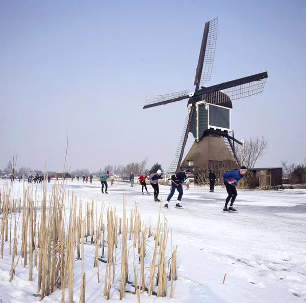 Rotte River Holland Februar 2012 Windmühle Und Schlittschuhläufer Winter Mit — Stockfoto