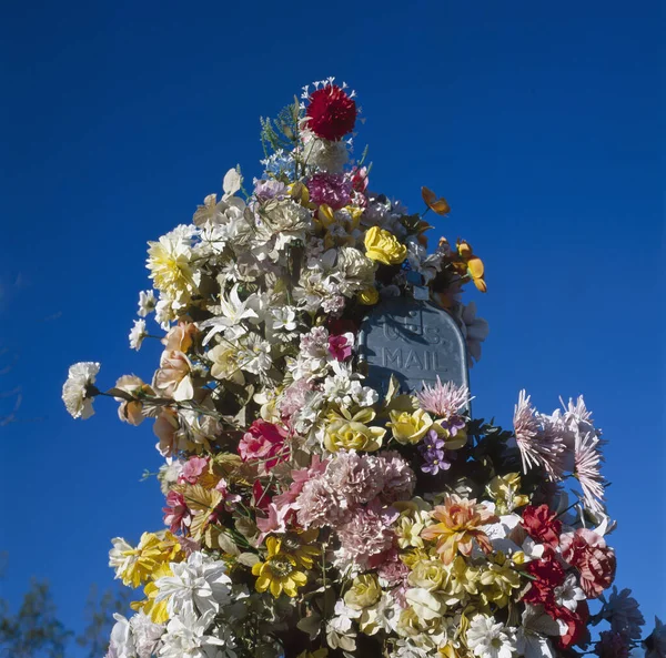 Antiguo Buzón Lata Rodeado Varias Flores Contra Cielo Azul Claro — Foto de Stock