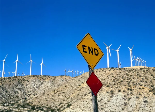 行き止まりの道路の終点を示す交通標識 青い空を背景に風力発電は — ストック写真