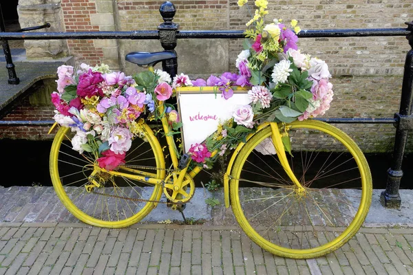 Old Fashioned Bicicletta Città Olandese Vicino Ponte Sul Canale Nel — Foto Stock