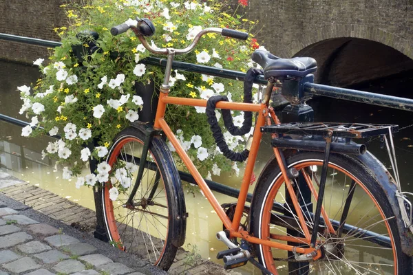 荷兰古达古达古城一座横跨运河的桥附近的老式荷兰城市自行车 — 图库照片