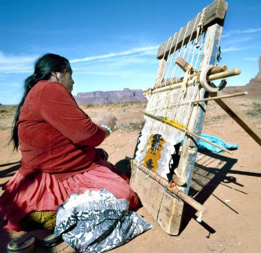 Monument Valley, ABD - 19 Eylül 2001: Navajo Kızılderili Kadın Örgü Halısı Monument Valley, Utah, ABD.