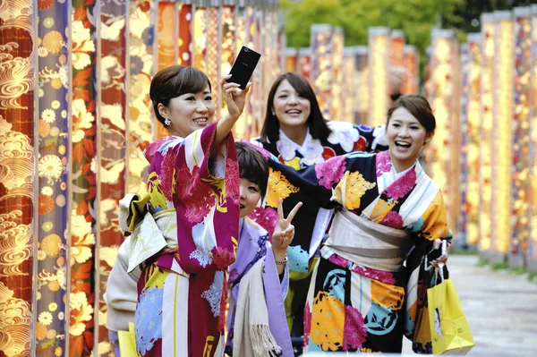 Kyoto Japón Noviembre 2014 Geisha Mujeres Traje Tradicional Tomando Una —  Fotos de Stock