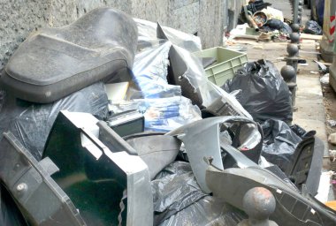 Napoli, İtalya 'da kaldırımda çöp torbalarıyla dolu sokaklar, çöp toplayıcılarının grevinden dolayı