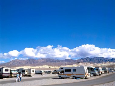 Stovepipe Wells, ABD-23 Mart 2020: Ölüm Vadisi ulusal parkının çöl manzarasındaki karavan kampı, ABD.